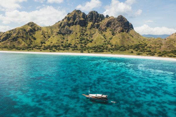 Luxury,Cruise,Boat,Sailing,Over,Coral,Reef,With,Amazing,Tropical